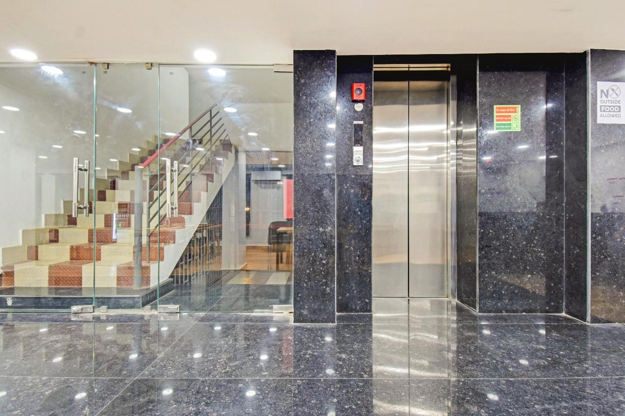 Super Townhouse The Royal Retreat Hotel Garui