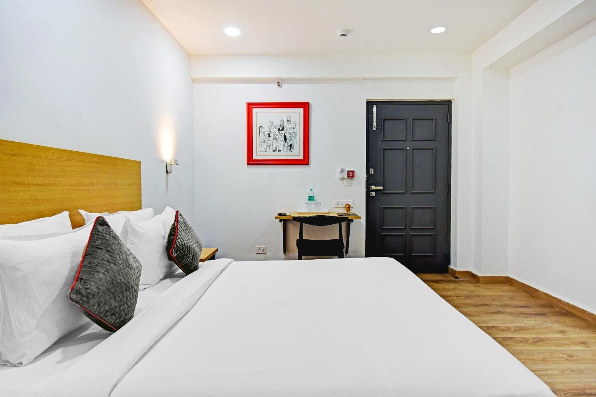 Super Townhouse The Royal Retreat Hotel Garui
