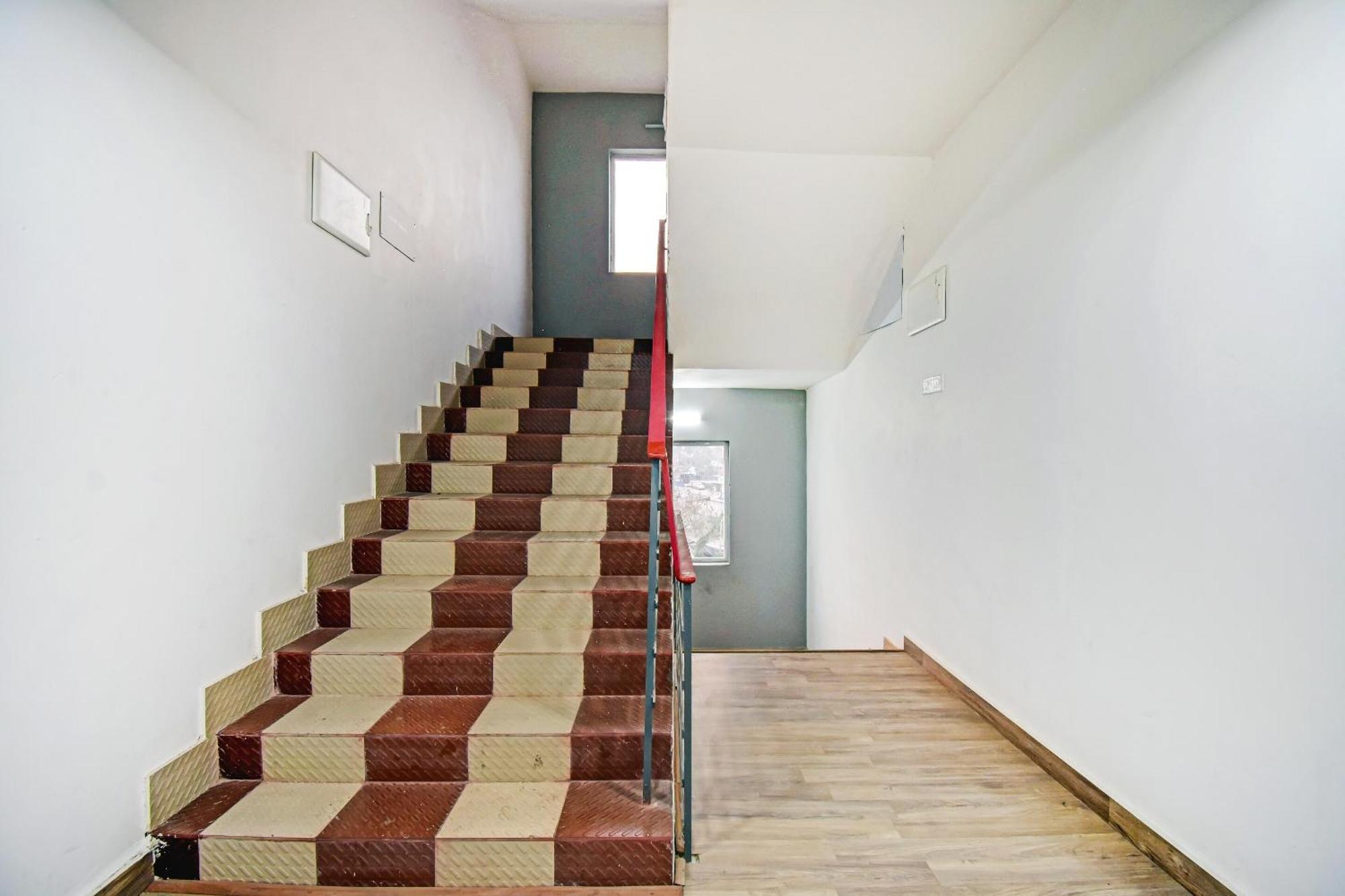 Hotel Super Townhouse The Royal Retreat Garui